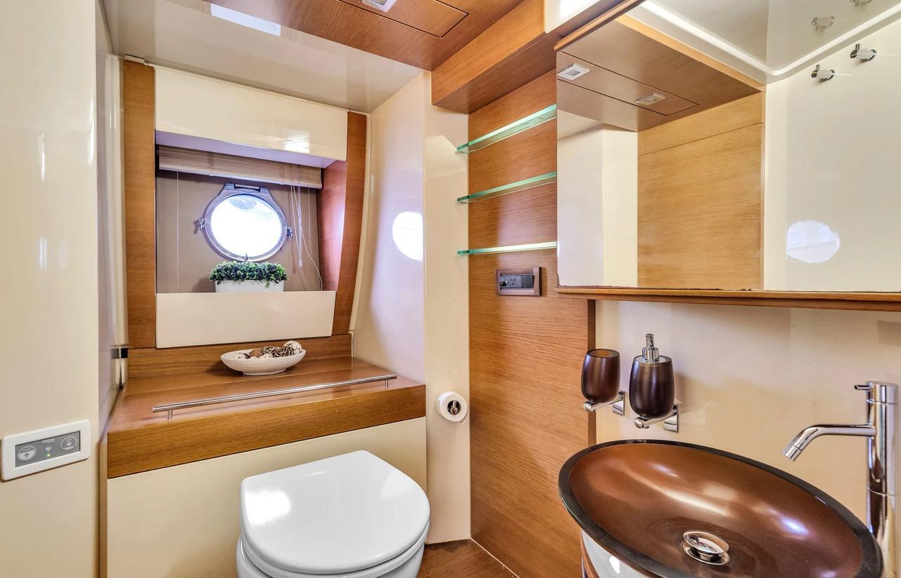 65 Feet Azimut 2018