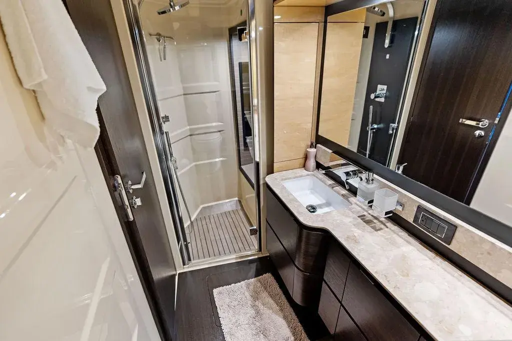 70 Feet Azimut 2016